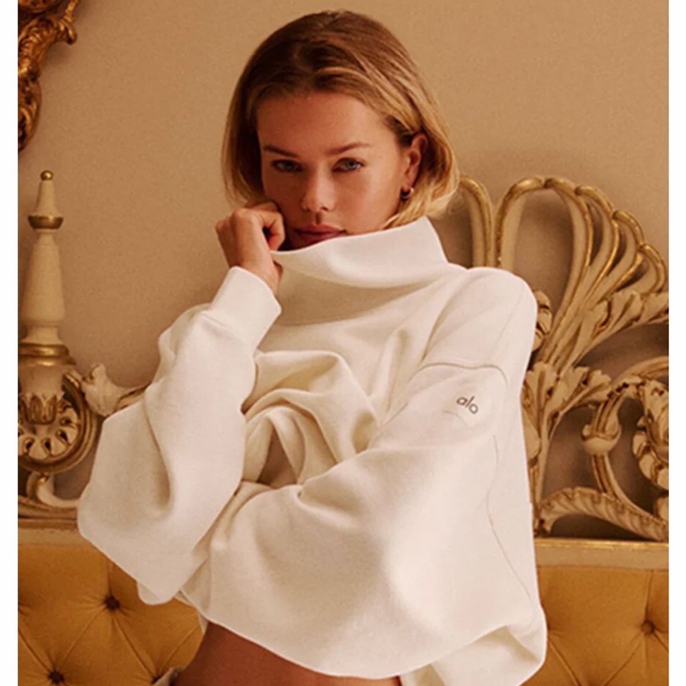 Hazy mock neck pullover